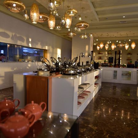 Hotel Grand Millennium Maskat Zewnętrze zdjęcie The buffet at the lounge
