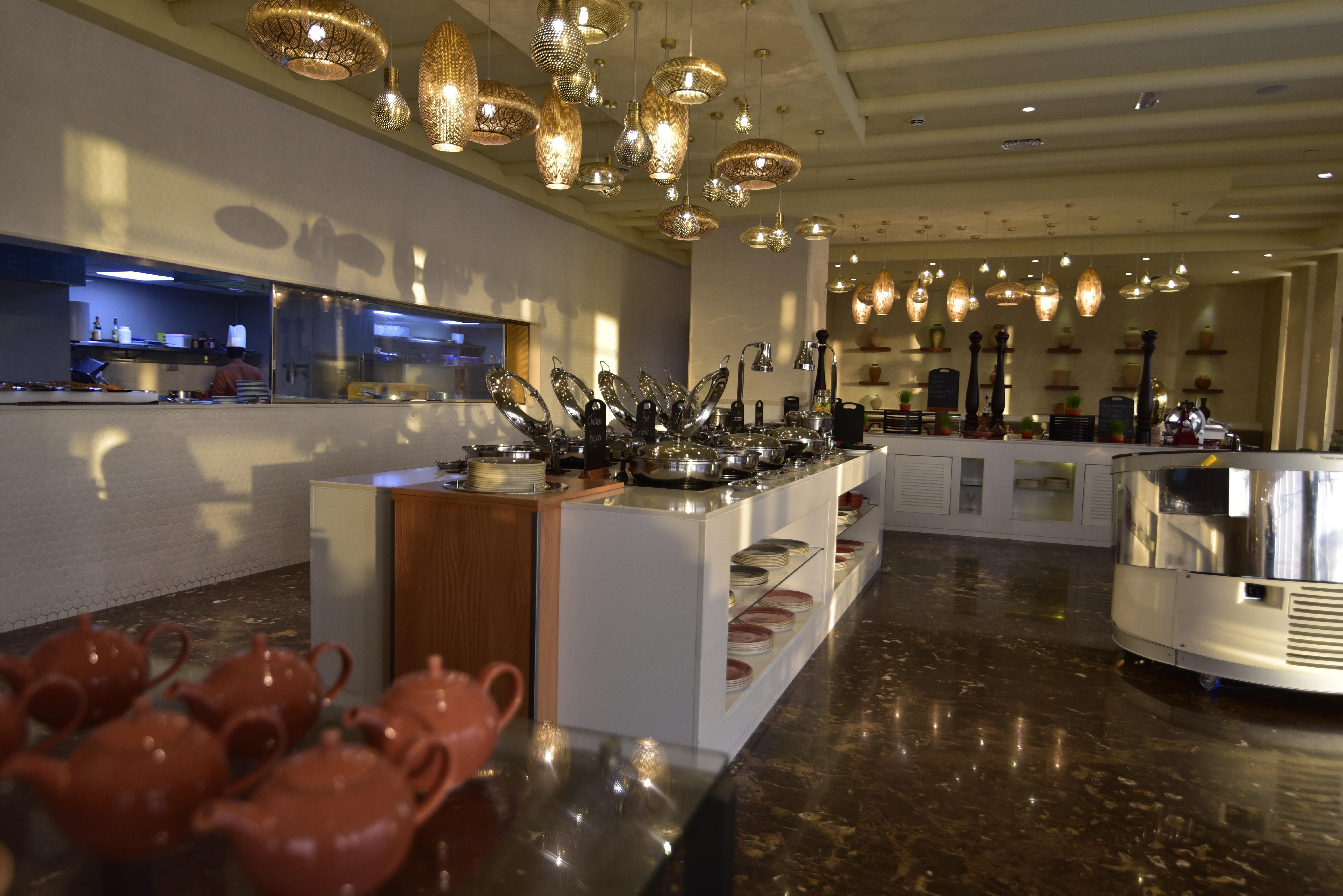 Hotel Grand Millennium Maskat Zewnętrze zdjęcie The buffet at the lounge