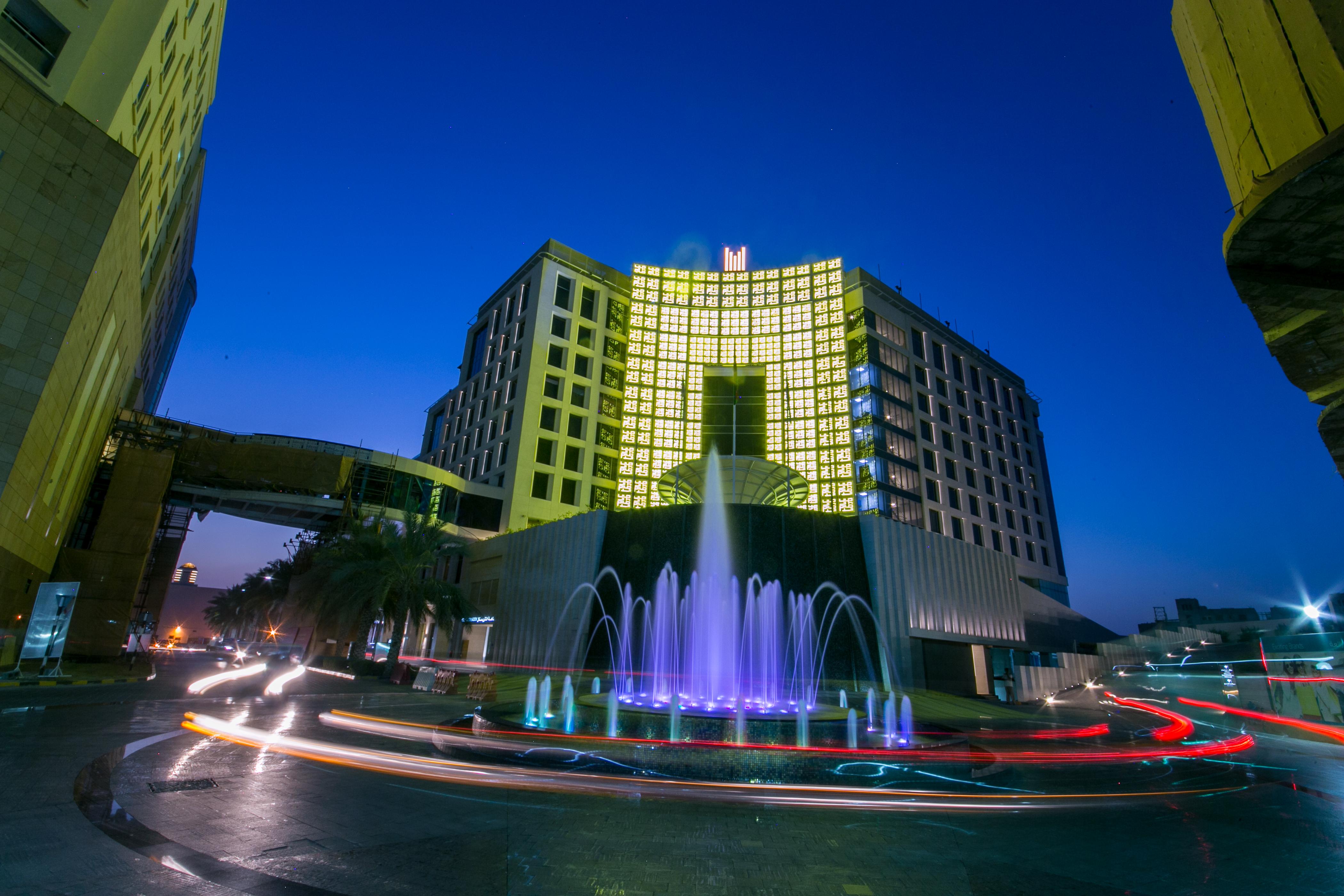 Hotel Grand Millennium Maskat Zewnętrze zdjęcie The hotel at night