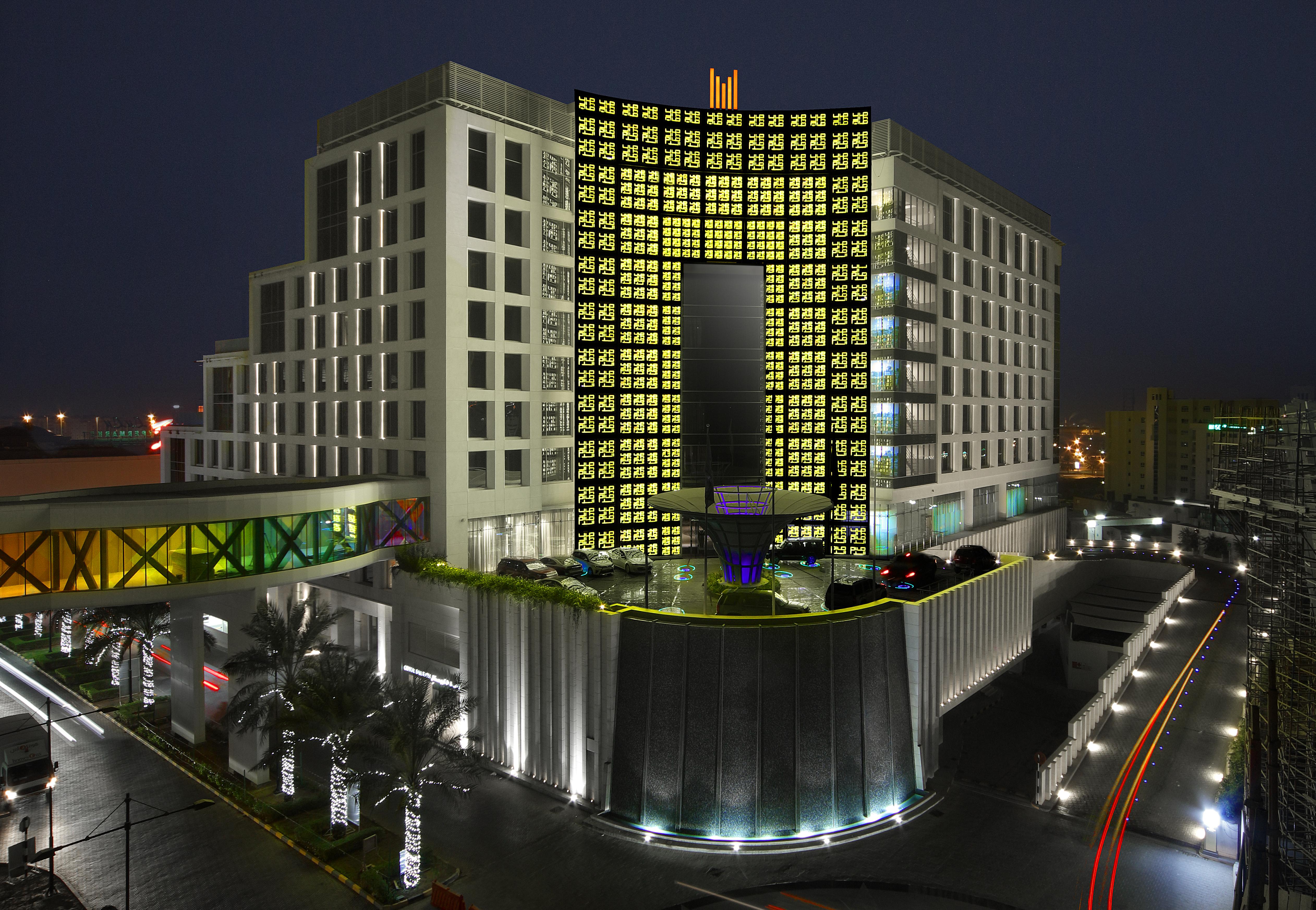 Hotel Grand Millennium Maskat Zewnętrze zdjęcie The hotel at night