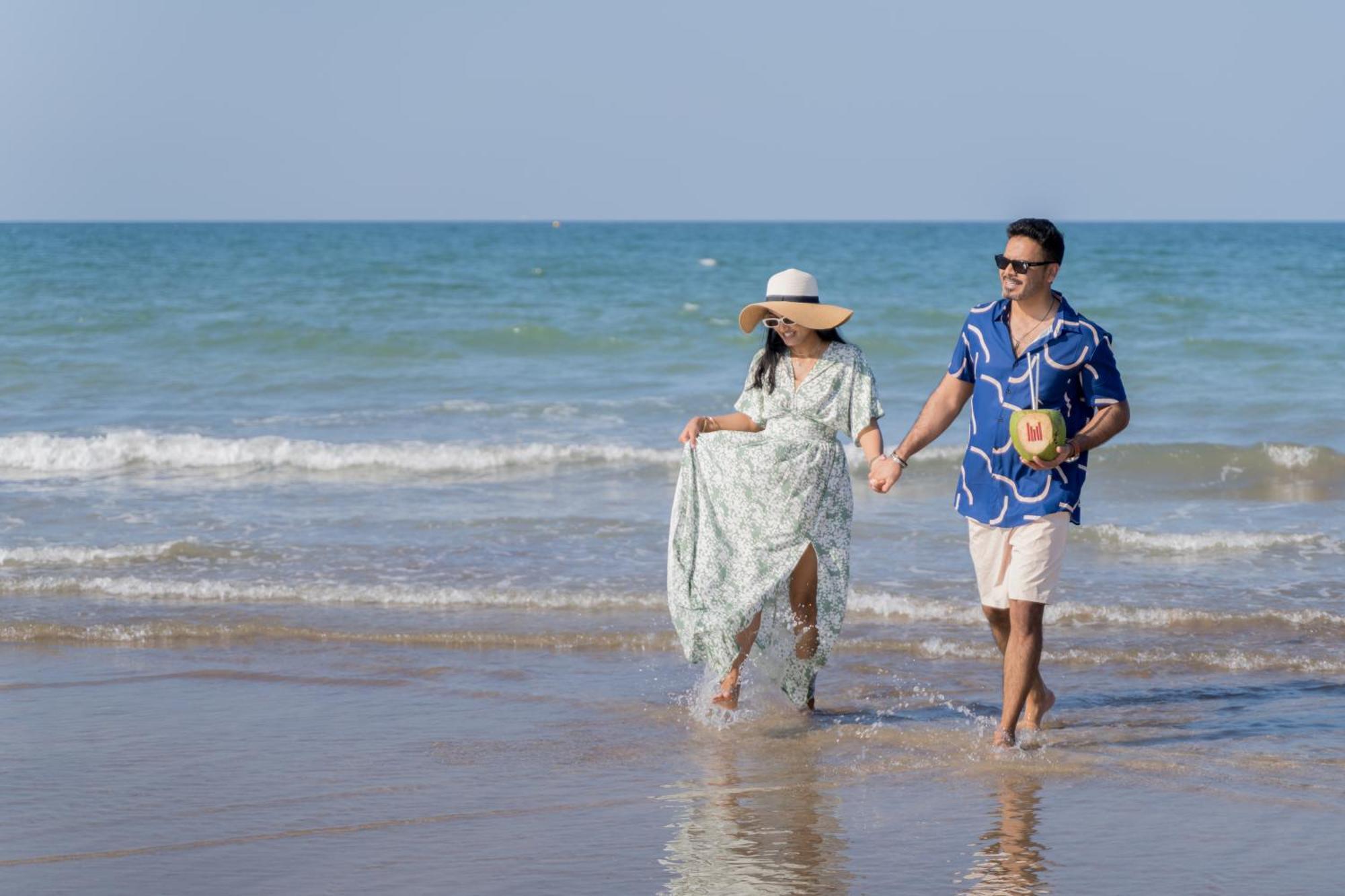 Hotel Grand Millennium Maskat Zewnętrze zdjęcie Tourists on the beach