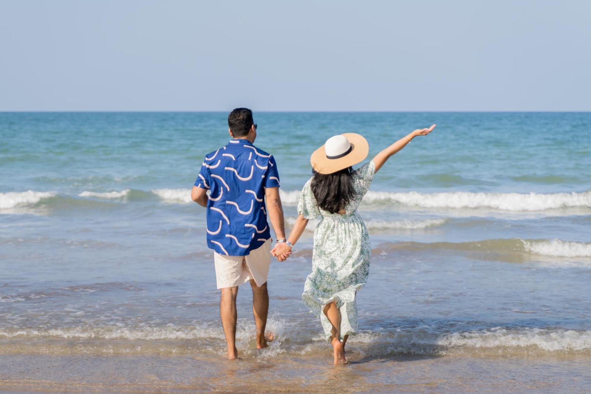 Hotel Grand Millennium Maskat Zewnętrze zdjęcie A couple walking on the beach