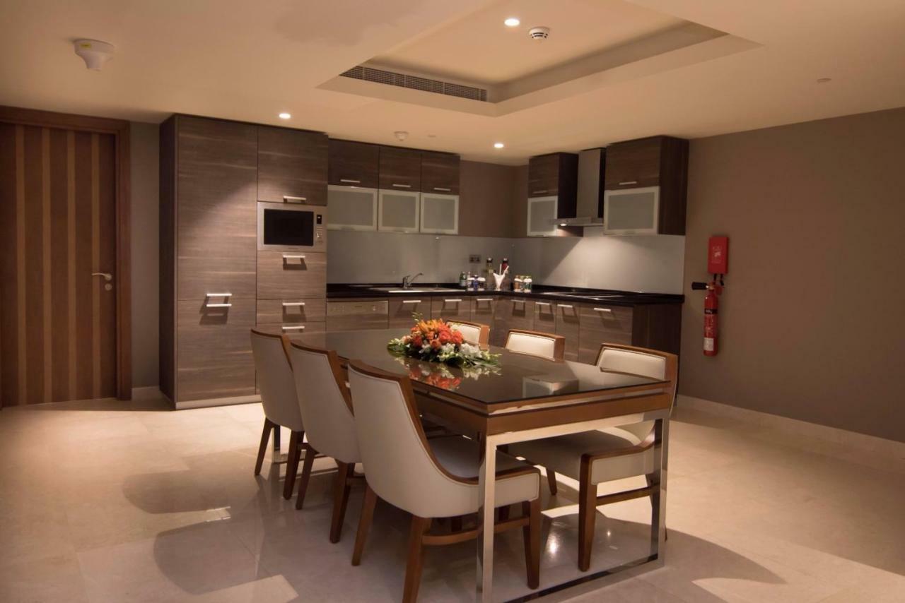 Hotel Grand Millennium Maskat Zewnętrze zdjęcie The kitchen of a three-bedroom apartment